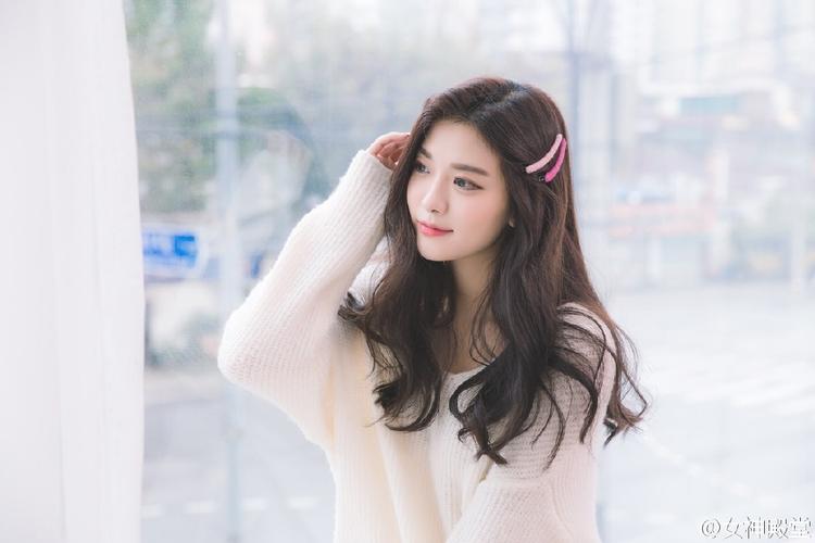 SUV悬在山坡两人危在旦夕 十几人拉绳作保险